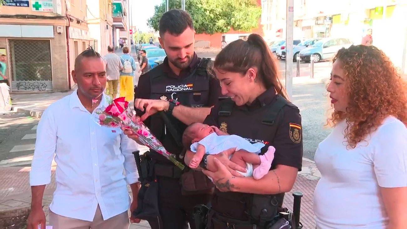 Una patrulla de policías ayudan al parto de la pequeña Esmeralda en Pueblo Nuevo