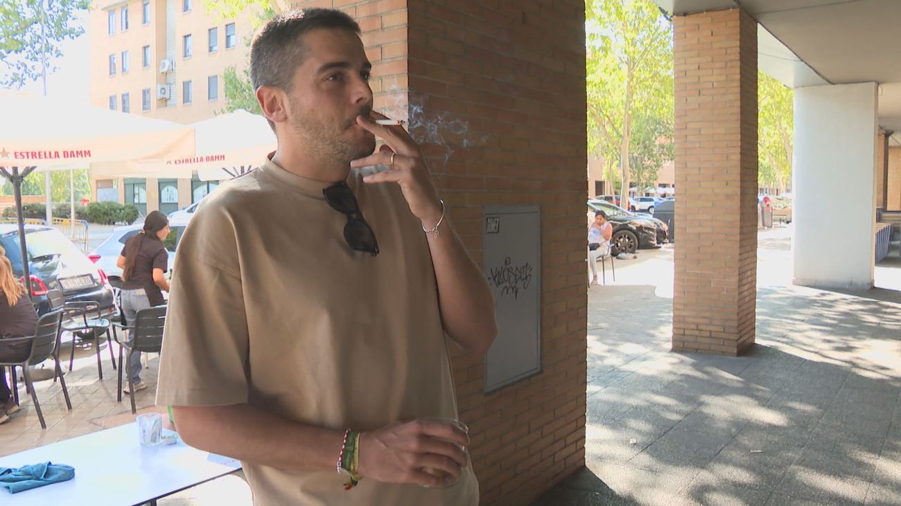 El Gobierno quiere prohibir fumar en terrazas, paradas de autobús y piscinas