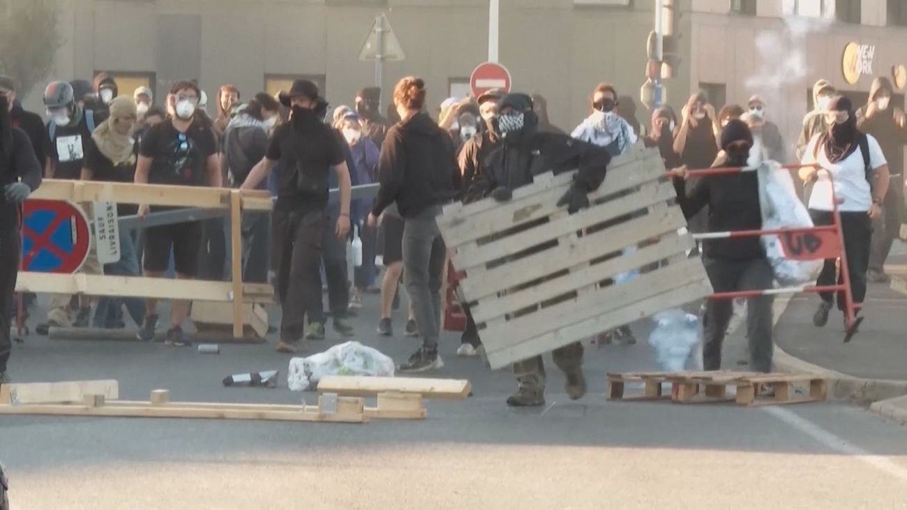 Dos centenares de detenidos en París por las protestas contra los recortes presupuestarios