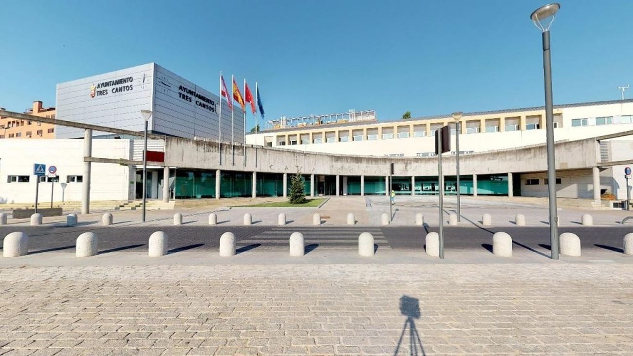 Fachada del edificio consistorial en la plaza del Ayuntamiento de Tres Cantos