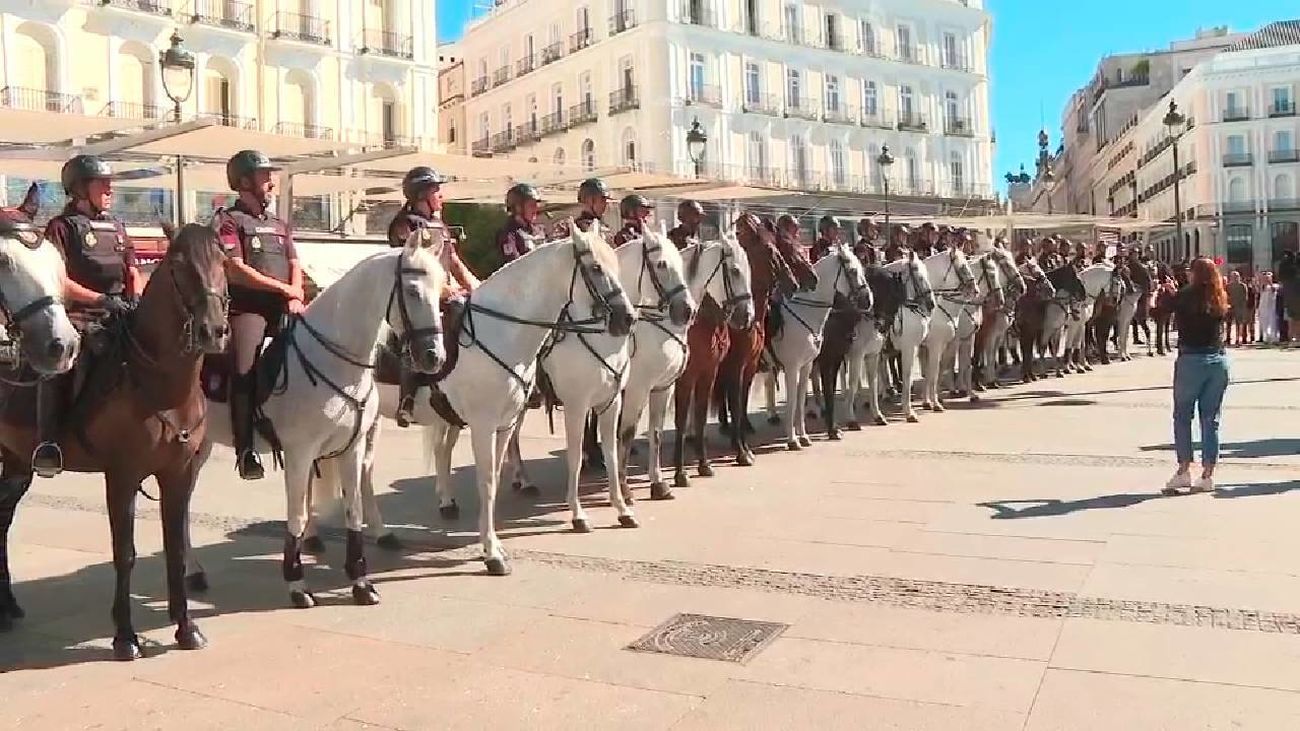 Más de 30 jinetes forman por Madrid para celebrar los 200 años de la unidad de caballería de la Policía