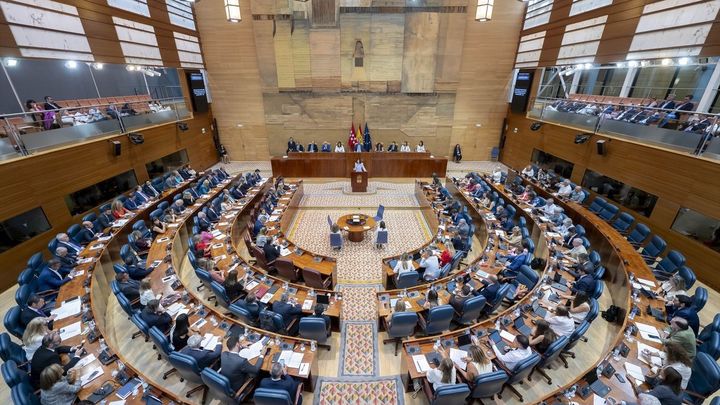 La presidenta de la Comunidad de Madrid, Isabel Díaz Ayuso (c), interviene durante el Debate sobre el Estado de la Región, en la Asamblea de Madrid