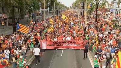 Unos 41.500 independentistas se manifiestan en la Diada en Barcelona, Girona y Tortosa