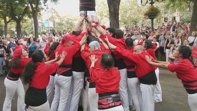 El Paseo de Recoletos se llena para crear un castell por el Día de Cataluña