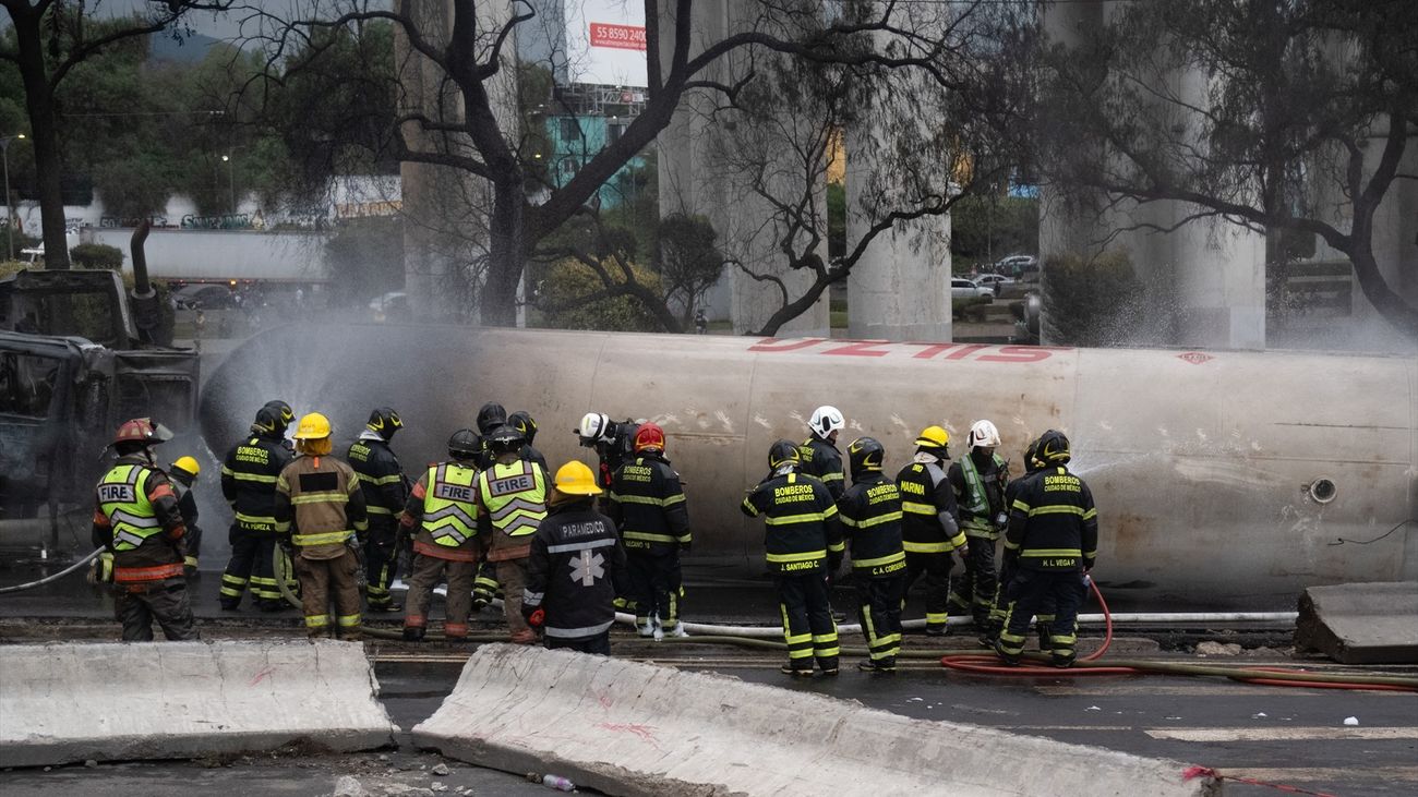 Bomberos extinguen el fuego tras estallar un camión cargado de gas GLP