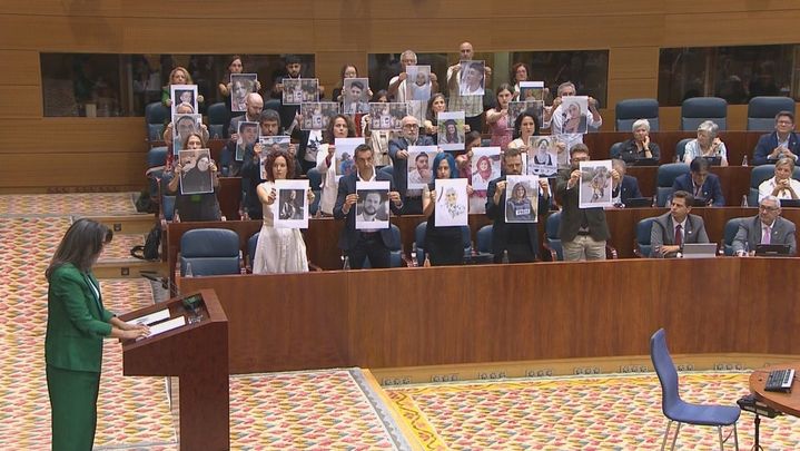 Parlamentarios de Más Madrid muestran en la Asamblea de Madrid fotos de asesinados en Gaza / TELEMADRID