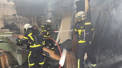 Bomberos trabajan en la extinción del incendio de una nave industrial en Aranjuez