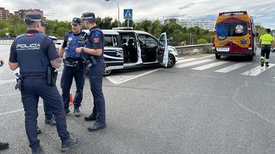 Muere un motorista arrollado por un camión en una rotonda en Hortaleza