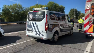 Muere un ciclista de 73 años tras chocar contra un camión parado en el arcén en el distrito de Barajas