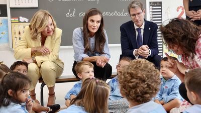 Letizia anima a leer a los alumnos de un colegio de Rincón de Soto (La Rioja), donde ha inaugurado el curso escolar