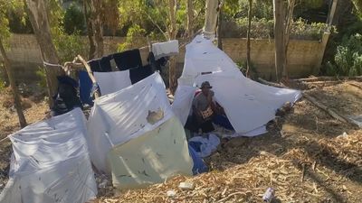 Ceuta: más de 200 migrantes, acampados a las puertas del CETI colapsado