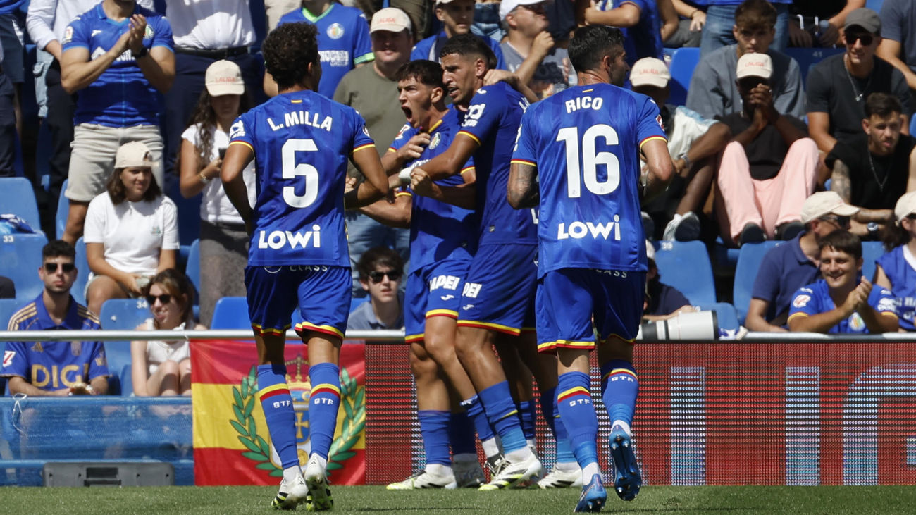 Jugadores del Getafe celebran un gol ante el Oviedo