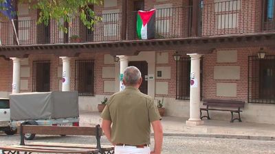 Una bandera palestina divide al Ayuntamiento de Casarrubuelos: la oposición denunciará su colocación en el balcón municipal
