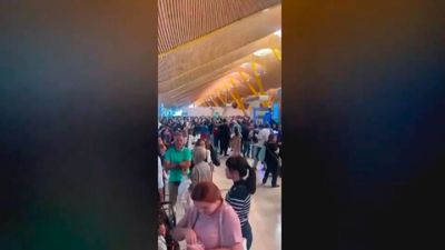 Caos en la T4 de Barajas por la huelga de vigilantes: los viajeros se quejan de que "no sabemos qué vamos a encontrar"