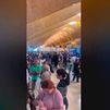 Caos en la T4 de Barajas por la huelga de vigilantes: los viajeros se quejan de que "no sabemos qué vamos a encontrar"