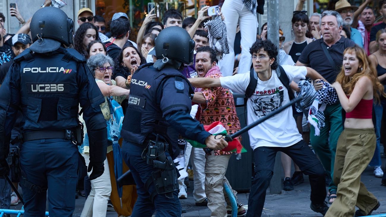 Los incidentes en el final de La Vuelta en Madrid dejan 22 policías heridos y dos detenidos