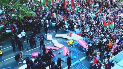 La UCI carga contra Pedro Sánchez por expresar "su admiración hacia los manifestantes" de La Vuelta