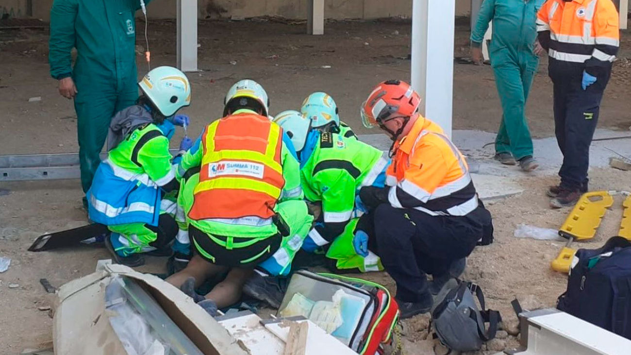 Herido grave un hombre al sufrir una caída de cuatro metros mientras trabajaba en Alcorcón