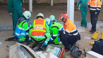 Herido grave un hombre al sufrir una caída de cuatro metros mientras trabajaba en Alcorcón