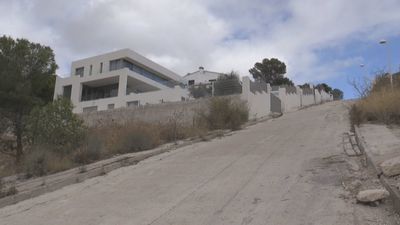 Una bebe muerta y su madre herida, arrolladas por un coche aparcado que se desplazó en Calpe (Alicante)