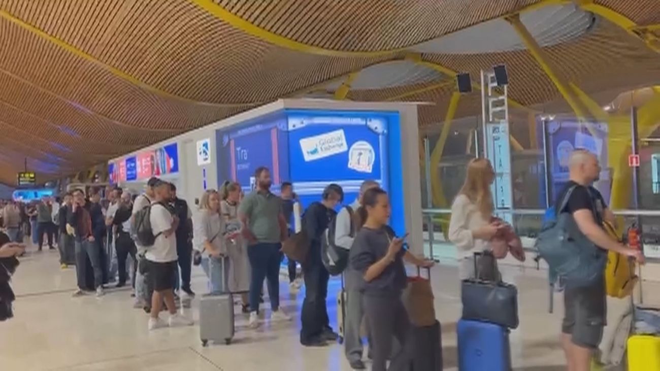 Colas de 90 minutos en Barajas por la huelga de vigilantes de seguridad