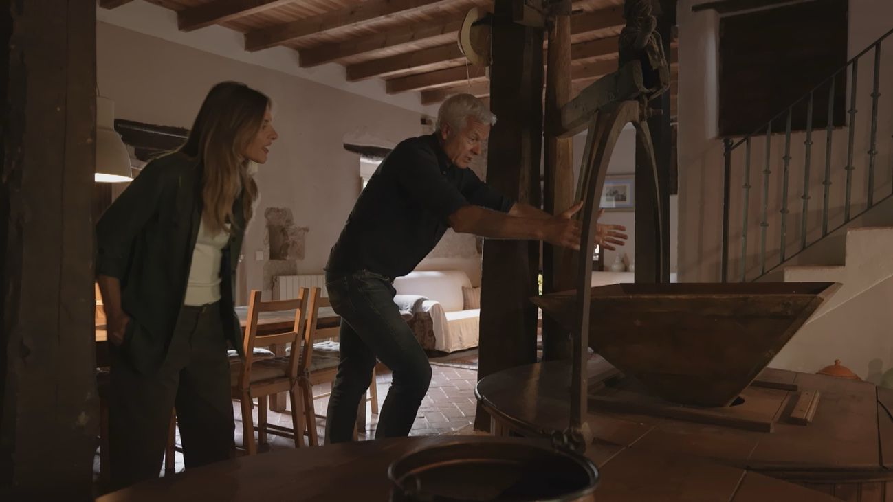 Una vivienda dentro de un molino, con el río Lozoya pasando por el medio del salón