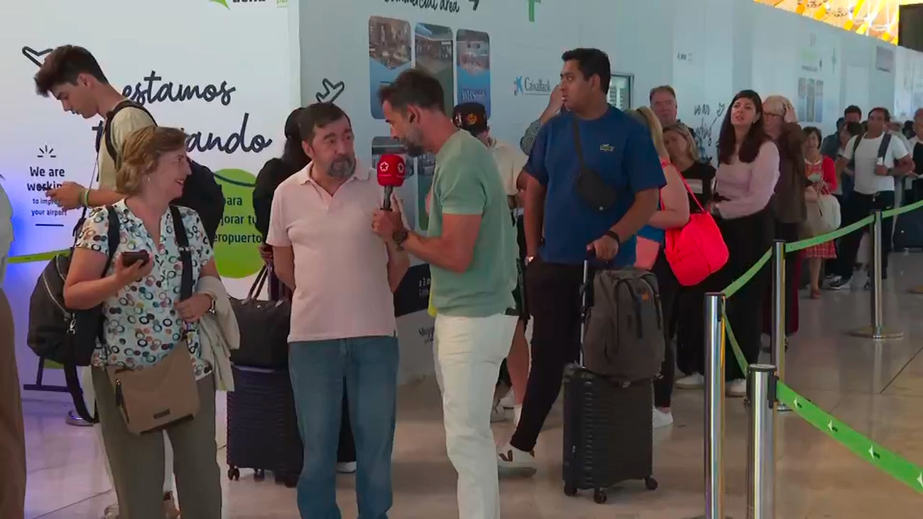 Largas colas de pasajeros para pasar los controles de seguridad en Barajas por la huelga de vigilantes