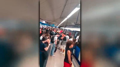 Aglomeraciones en hora punta en la línea 10 de Metro a causa de varias incidencias