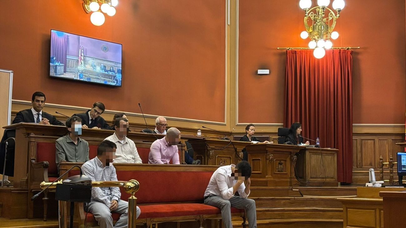Los 5 acusados de la ‘manada de Castelldefels’ pactan penas inferiores a 9 años por tres violaciones grupales