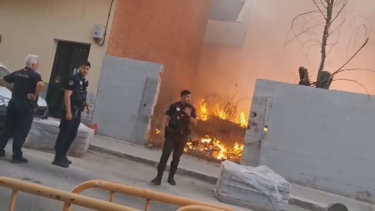 Incendio de vegetación en una parcela de Carabanchel