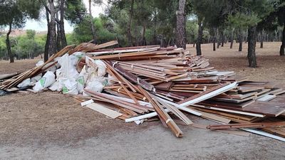 Multa de 5.000 euros por verter casi 4 toneladas de residuos en un parque de Alcorcón