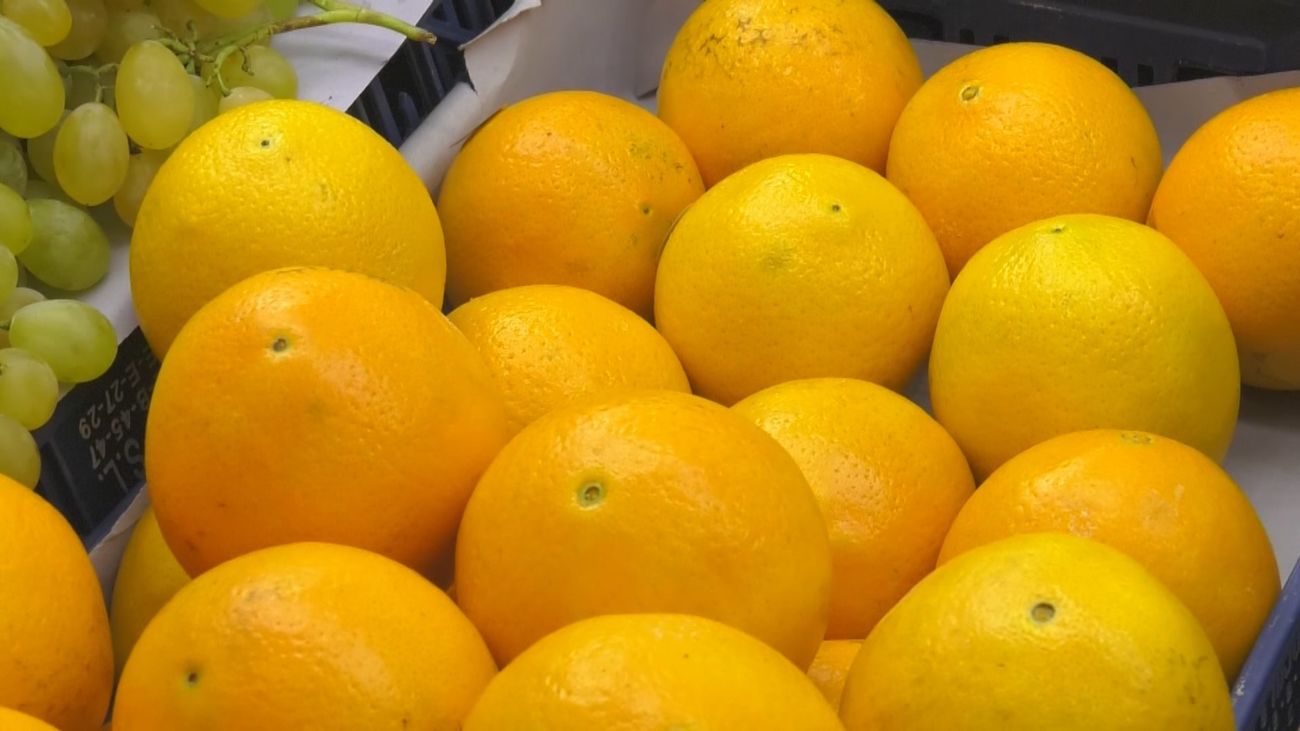 Naranjas expuestas en el mercado
