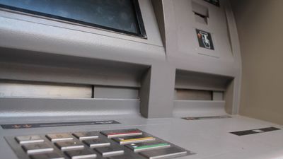 Detenidos tres estafadores por robar a mayores en cajeros de Madrid usando el 'método de la siembra'