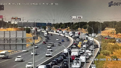 La colisión entre camión y turismo en la M-40, a la altura de Leganés, deja varios heridos leves y fuertes retenciones