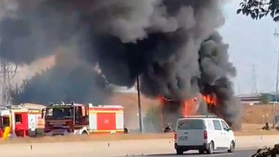 Arde la carga de un camión en la A-4, a la altura de San Cristóbal