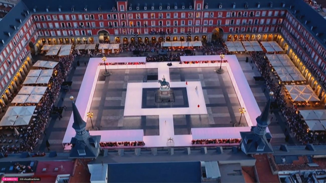 Carolina Herrera elige la Plaza Mayor de Madrid para hacer historia con su colección primavera-verano 2026