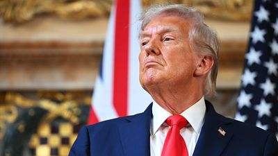 Trump amenaza con retirar licencias a medios críticos mientras los late-night cierran filas por Kimmel