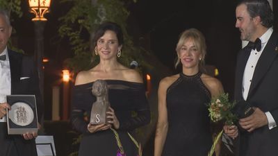 Ayuso recibe en Sevilla el Gran Premio de Honor Escaparate 2025: "En España caben todos los acentos"