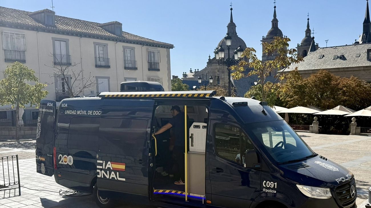 Unidad móvil de la Policía Nacional para documentación