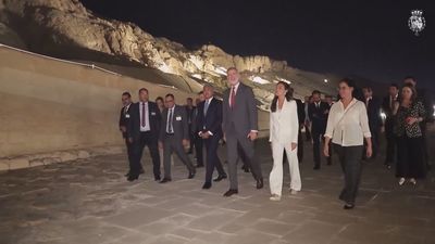 Los Reyes inauguran la "espectacular" iluminación del templo de Hatshepsut, hecha por empresas españolas