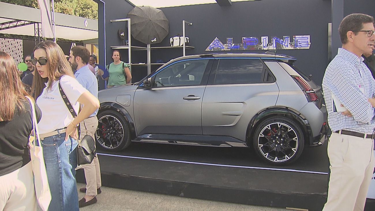 Precios altos y pocos puntos de recarga: el coche eléctrico avanza lento en España