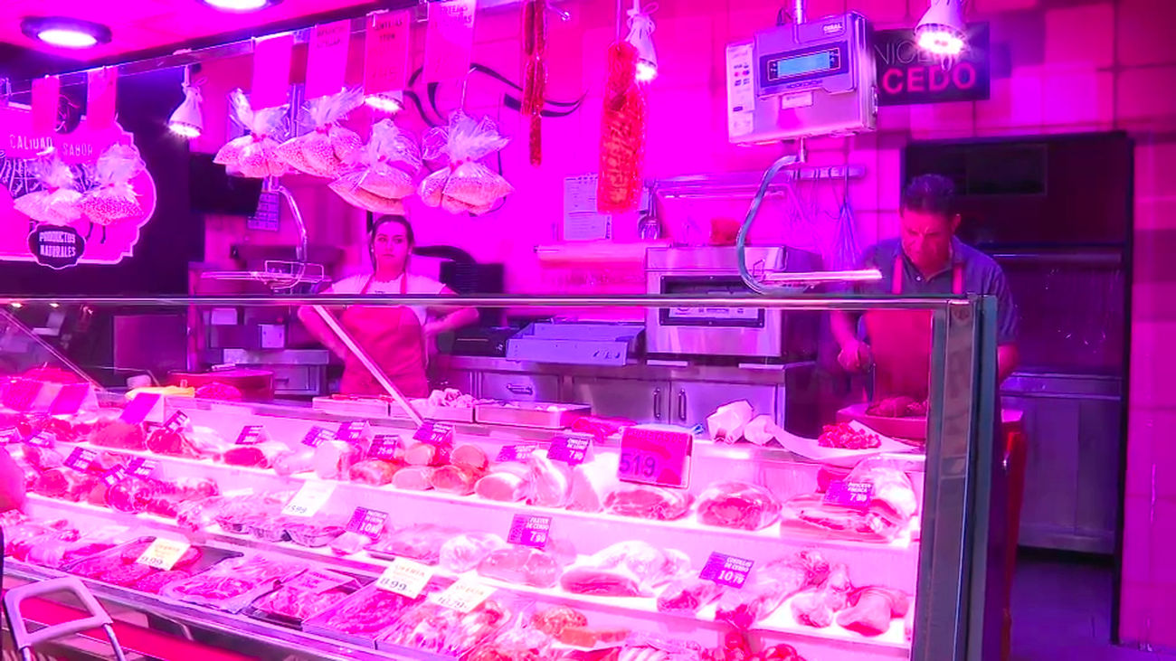 El mercado de Leganés resiste a las grandes superficies y cumple 50 años con todos sus puestos activos