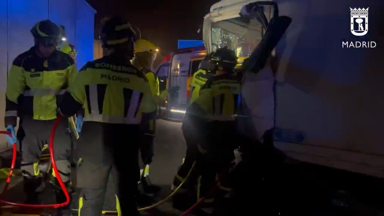 Herido grave en Puente de Vallecas un hombre de 58 años por la colisión entre una furgoneta VTC y un camión