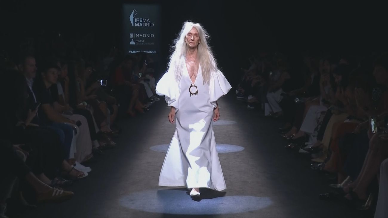 Angel Schlesser convierte la pasarela de la MBFW Madrid en un altar con patrones "puros y honestos"