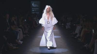 Angel Schlesser convierte la pasarela de la MBFW Madrid en un altar con patrones "puros y honestos"