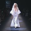 Angel Schlesser convierte la pasarela de la MBFW Madrid en un altar con patrones "puros y honestos"