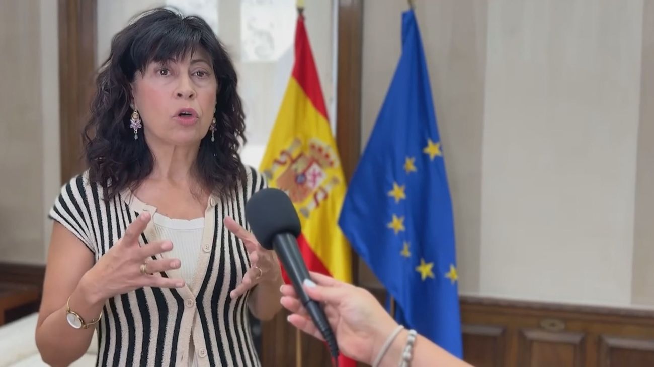 Redondo descarta dimitir y licitará "en unos meses" un nuevo contrato para las pulseras anti maltrato