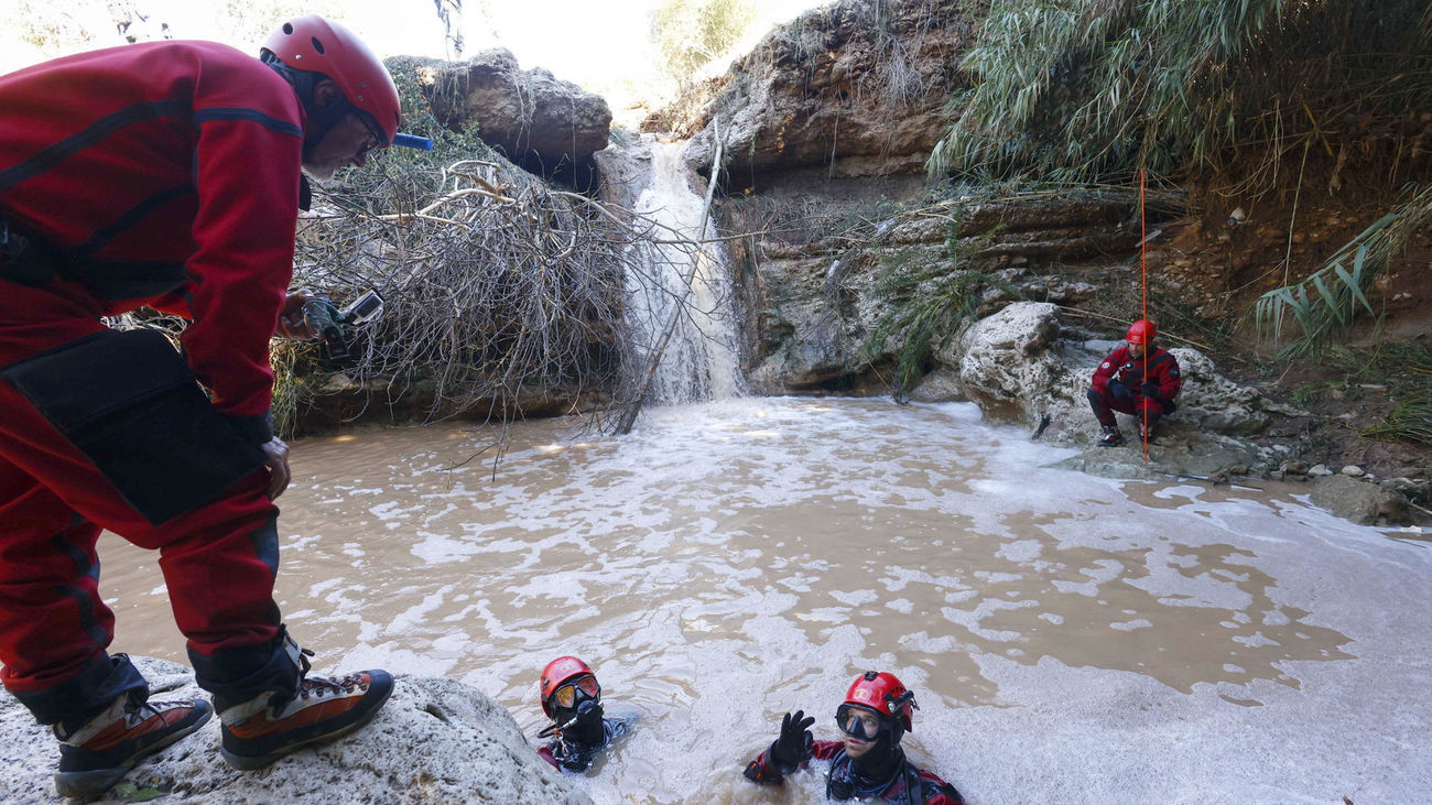 Sigue la búsqueda del hombre arrastrado por la riera tras hallar anoche el cuerpo del hijo