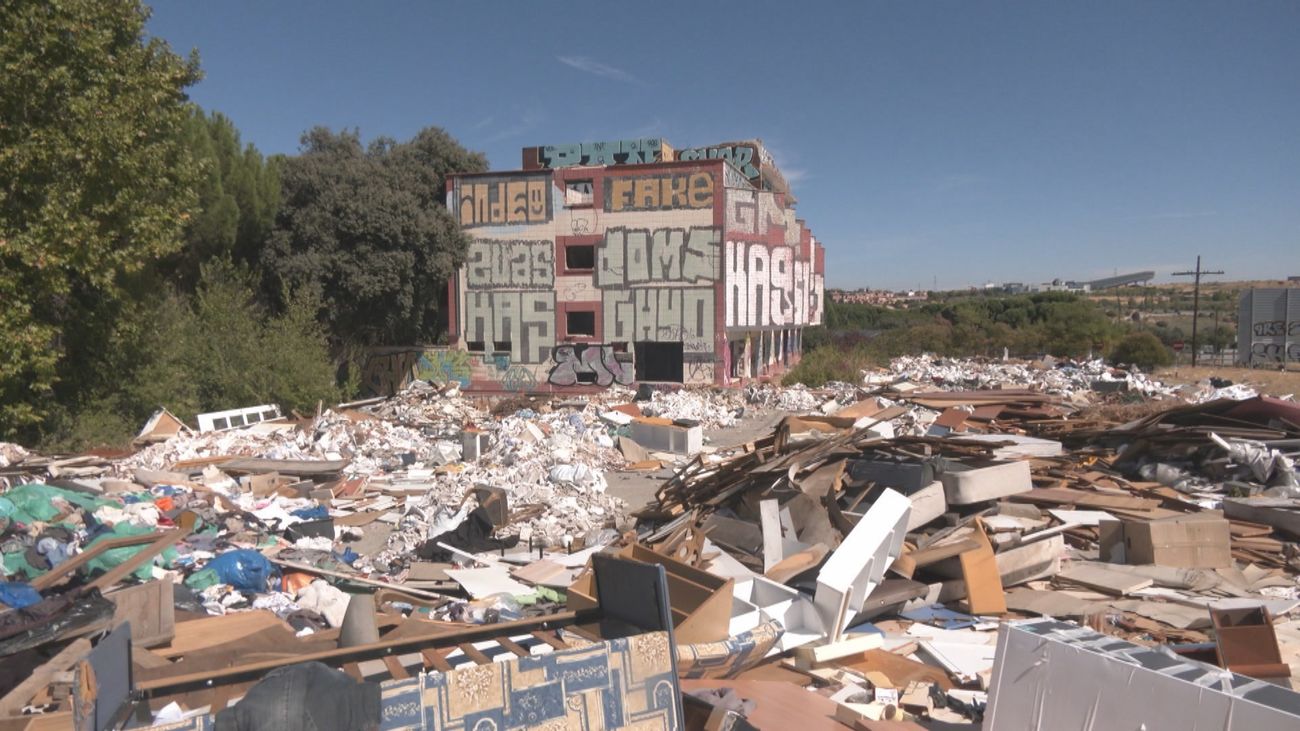 El 'prostíbulo fantasma' de Navalcarnero, convertido en un peligroso vertedero ilegal