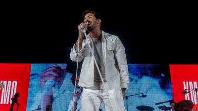 Pablo Alborán estrena su 'KM 0' en un abarrotado kilómetro 0 de Madrid